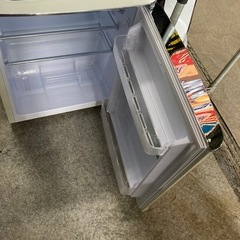 レトロな雰囲気のかわいい冷凍冷蔵庫の画像