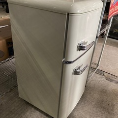 レトロな雰囲気のかわいい冷凍冷蔵庫の画像