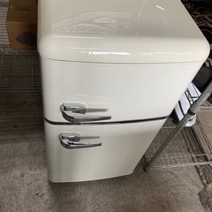 レトロな雰囲気のかわいい冷凍冷蔵庫の画像