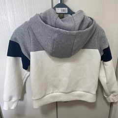 ユニクロ130cmパーカーの画像