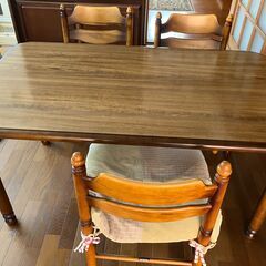 食卓テーブル＋椅子3つの画像