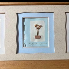 フレーム付きアート 3つのドライフラワーの画像