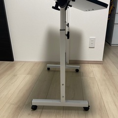 キャスター付きテーブルの画像