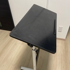 キャスター付きテーブルの画像