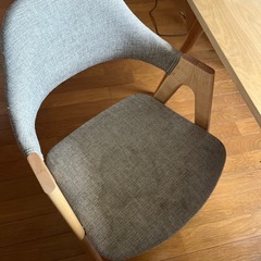 ダイニングテーブルと椅子の画像