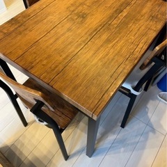 ダイニングテーブルの画像