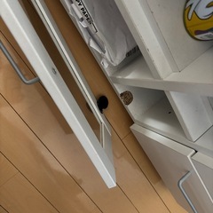 32型テレビとテレビ台のセットの画像