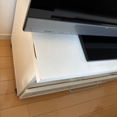 32型テレビとテレビ台のセットの画像