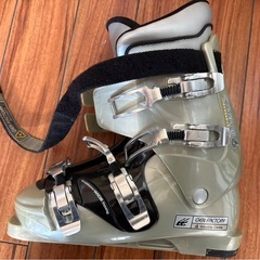 大人用　スキー板、ストック、ブーツのセットの画像