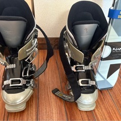 大人用　スキー板、ストック、ブーツのセットの画像