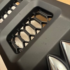 【直接お取引限定】ジムニーシエラ JB74W 純正フロントグリルの画像