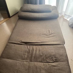 茶色のフロアソファの画像