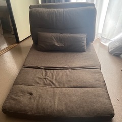 茶色のフロアソファの画像