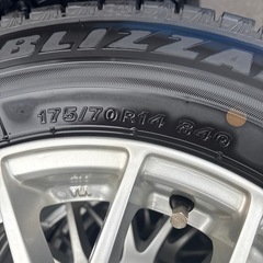 中古スタッドレス　ホイール　175/70R14 2023年48週製　ブリヂストンVRX3 バリ山！！アクア、ヴィッツ等！の画像