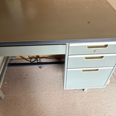 事務机2つ　事務ロッカー1つ　計3つ　
中古の画像