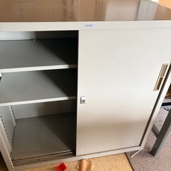 事務机2つ　事務ロッカー1つ　計3つ　
中古の画像
