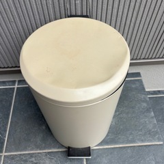 ゴミ箱ペダル式
の画像