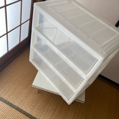 3段　衣裳ケース　コロ付き
の画像