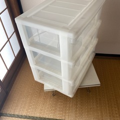 3段　衣裳ケース　コロ付き
の画像