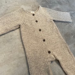 MONBEBE Mサイズ ベージュ　リブ編みニットロンパースの画像