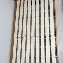 ①無印良品の木製ベッド（オーク材・シングルサイズ）の画像