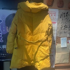 山吹色ロングコートの画像