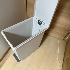 ペダル式30Lゴミ箱の画像