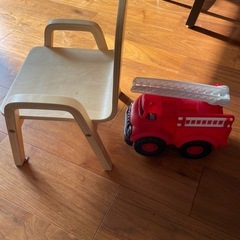 豆イスと消防車の画像
