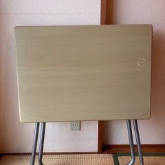 折りたたみテーブルの画像