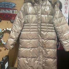 ベージュのコートの画像