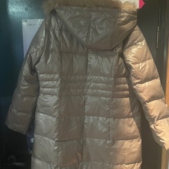 ベージュのコートの画像