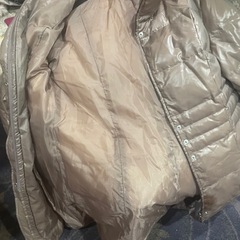 ベージュのコートの画像