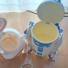R2-D2とBB-8のポップコーンバケット（TDL)の画像