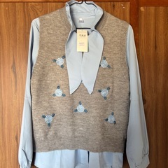 花刺繍が可愛い グレー ニットベスト レディース 秋冬コーデに◎ シャツ重ね着用 ノースリーブ未使用の画像
