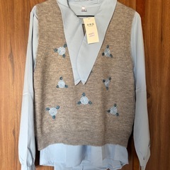  花刺繍が可愛い グレー ニットベスト レディース 秋冬コーデに◎ シャツ重ね着用 ノースリーブ未使用の画像