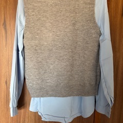  花刺繍が可愛い グレー ニットベスト レディース 秋冬コーデに◎ シャツ重ね着用 ノースリーブ未使用の画像