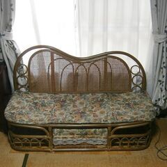 藤製の長椅子あげます。お洒落なデザインです。