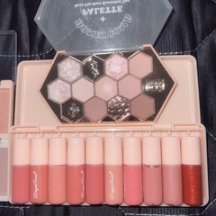 アイシャドウ & リップの画像