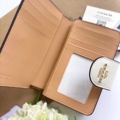 COACH ライトカーキ ホワイト シグネチャー 二つ折財布 『未使用』の画像