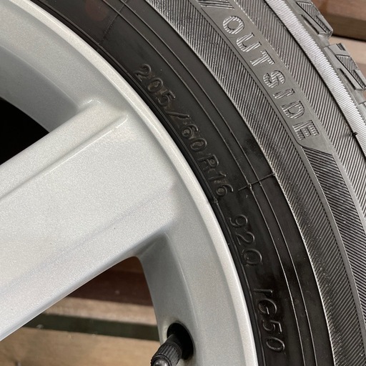 スタッドレス　４本セット　２０５／６０Ｒ１６　　ノア　ヴォクシーなどに‼️純正アルミホイール