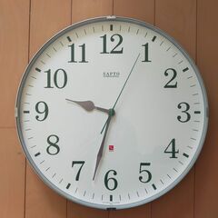 壁掛け時計　２つ　＋　１つ（直せる人用）の画像
