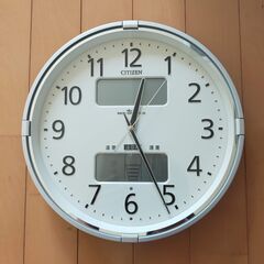 壁掛け時計　２つ　＋　１つ（直せる人用）の画像