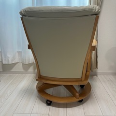 ニトリ 回転チェア　ダイニングチェア 両肘タイプ キャスター付き リビングチェア 椅子 ソファ の画像