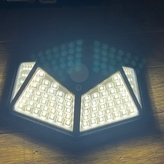 未使用★100LED ソーラー充電 センサーライト 4面照射の画像