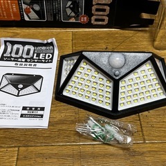 未使用★100LED ソーラー充電 センサーライト 4面照射の画像