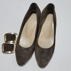 A de Vivre（ア・ドゥ・ヴィーヴル）本革スエード パンプス 22.5cm／バックル付き 2wayの画像