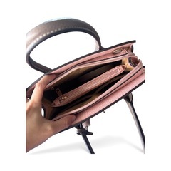 上品なピンクレザーバッグの画像