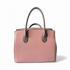 上品なピンクレザーバッグの画像