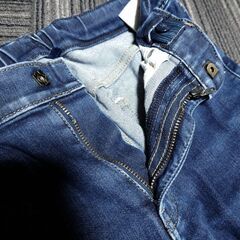 140cm　ユニクロ　ウルトラストレッチソフトジーンズ　デニム　長ズボンの画像