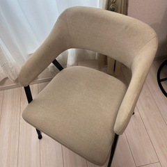 【ベージュ】ニトリ　肘付きダイニングチェア　イジー　BE ベージュ　アームチェアの画像